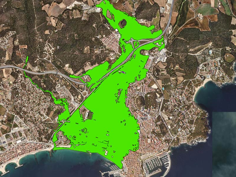 Delimitat de color verd, les zones inundables de Palamós. (Font: Ministerio para la transición ecológica).