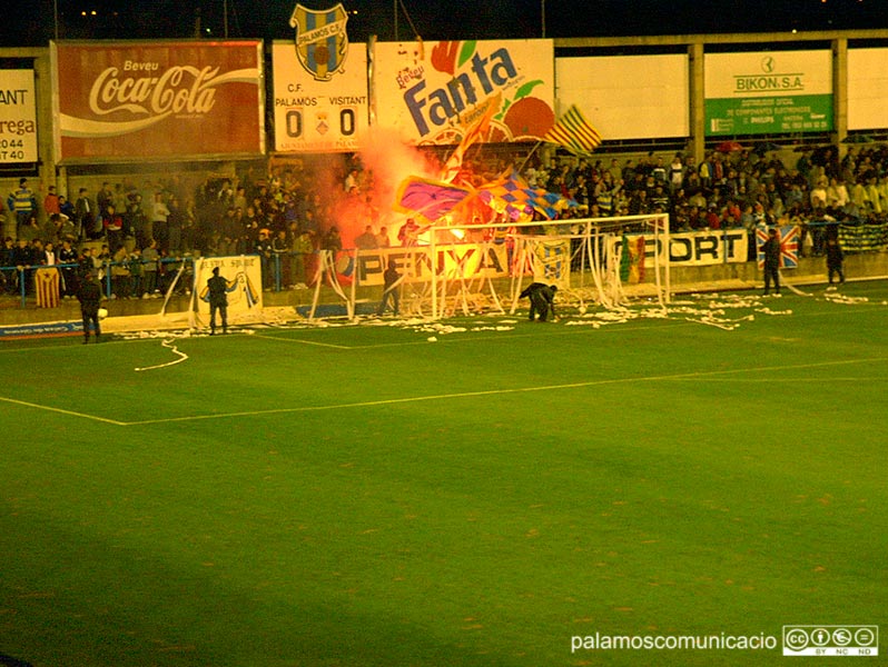 La Penya Sport animant al Palamós en l'històric partit de Copa del Rei davant del Betis, l'any 2002.