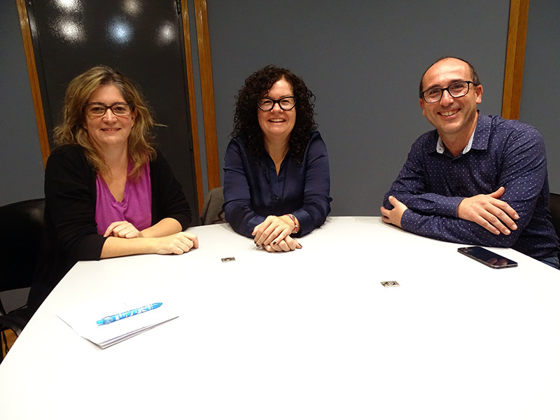 Maria Puig i Raquel Gallego, portaveus d'ERC i PSC, respectivament, i l'alcalde de Palamós, Lluís Puig.