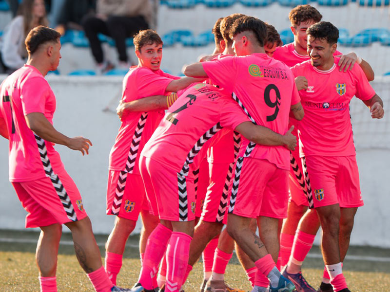 Els jugadors del Palamós, celebrant un dels gols de la passada setmana a Lloret. (Foto: Palamós CF - Laura Heras).