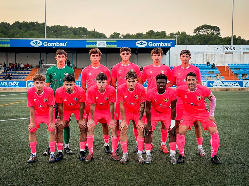 L'onze inicial del Palamós en el partit jugat avui a La Ràpita. (Foto: Palamós CF- Laura Heras).