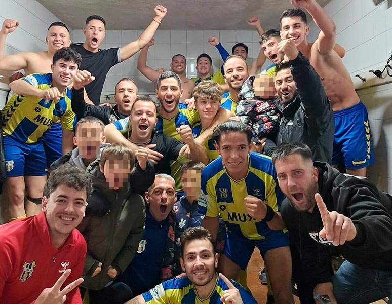Els jugadors de l'equip B del Palamós CF, celebrant la victòria de la passada setmana. (Foto: Palamós CF B).