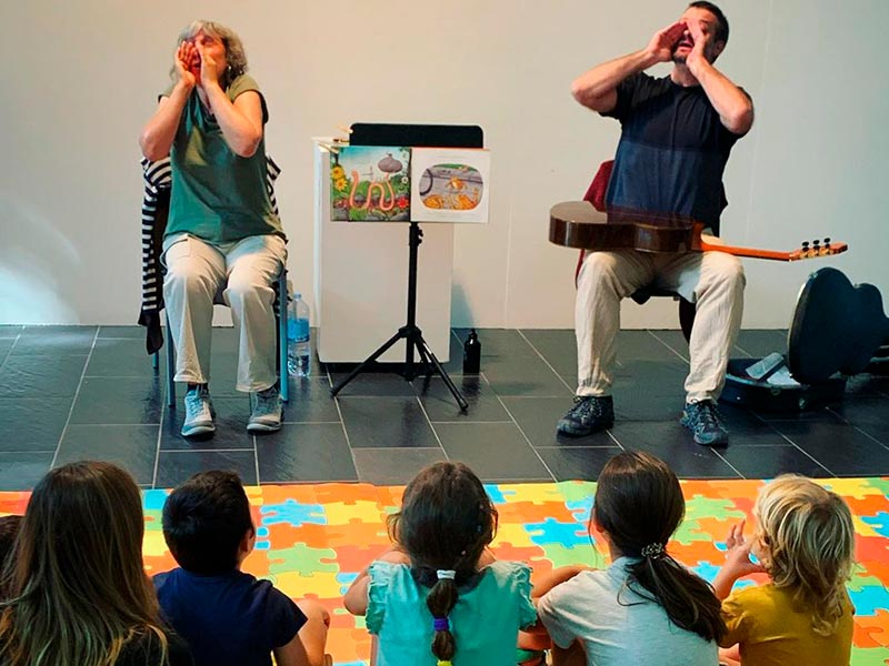 'Contes musicats' avui a la Biblioteca amb la Companyia La Sal d'Olot. (Foto: La Sal d'Olot).