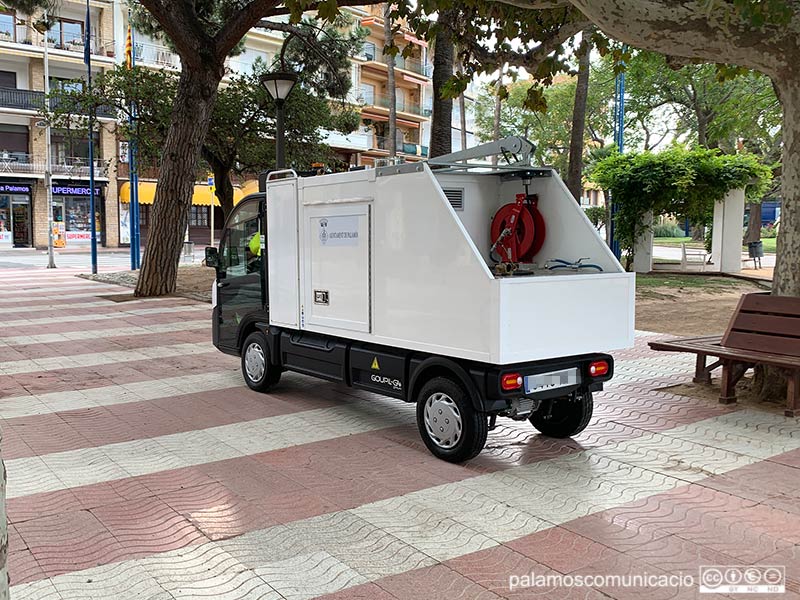 Una de les noves maquines adquirides pel servei de neteja viària de Palamós.
