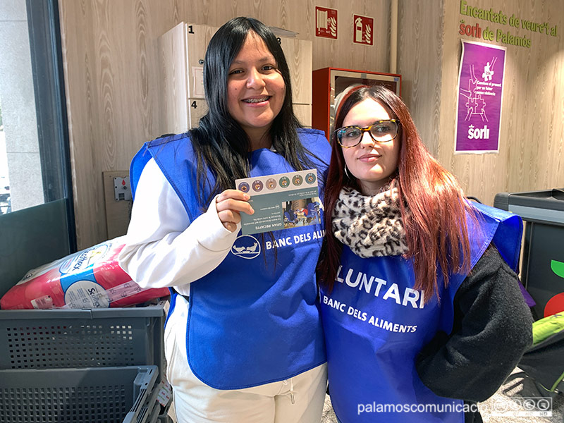 Dues voluntàries del Gran Recapte, aquest matí al supermercat Sorli Discau de Palamós.