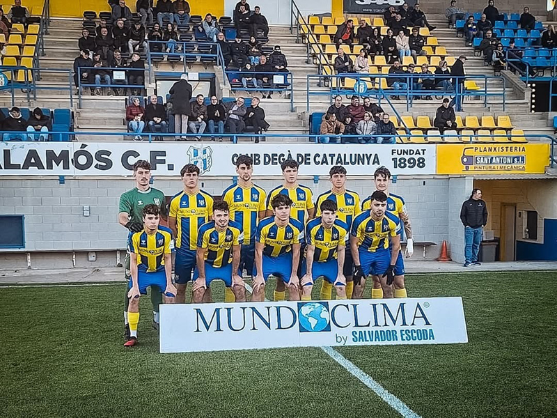 L'onze inicial del Palamós CF davant el Manlleu. (Foto: Palamós CF).
