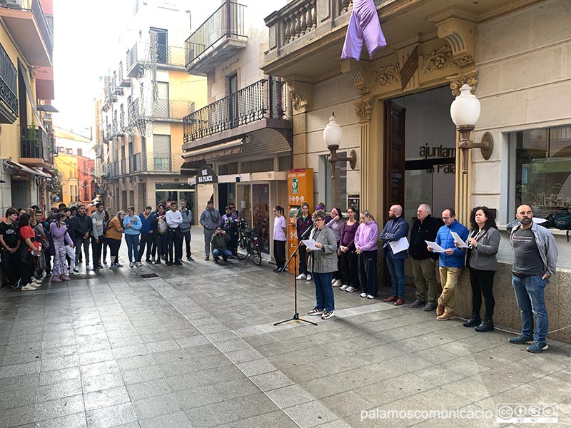 Concentració amb motiu del 25N, aquest migdia davant l'Ajuntament.
