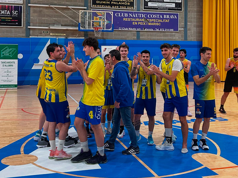 Els jugadors del sènior B del CE Palamós celebrant la victòria davant el Palafolls. (Foto: CE Palamós).