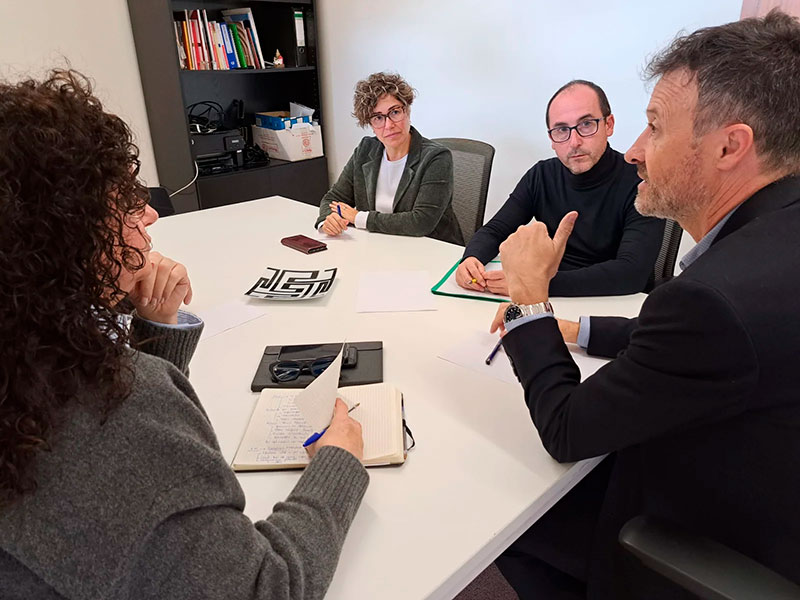 El secretari de Territori, Urbanisme i Agenda Urbana, Víctor Puga, reunit amb l'alcalde Lluís Puig i les regidores Raquel Gallego i Yolanda Aguilar.