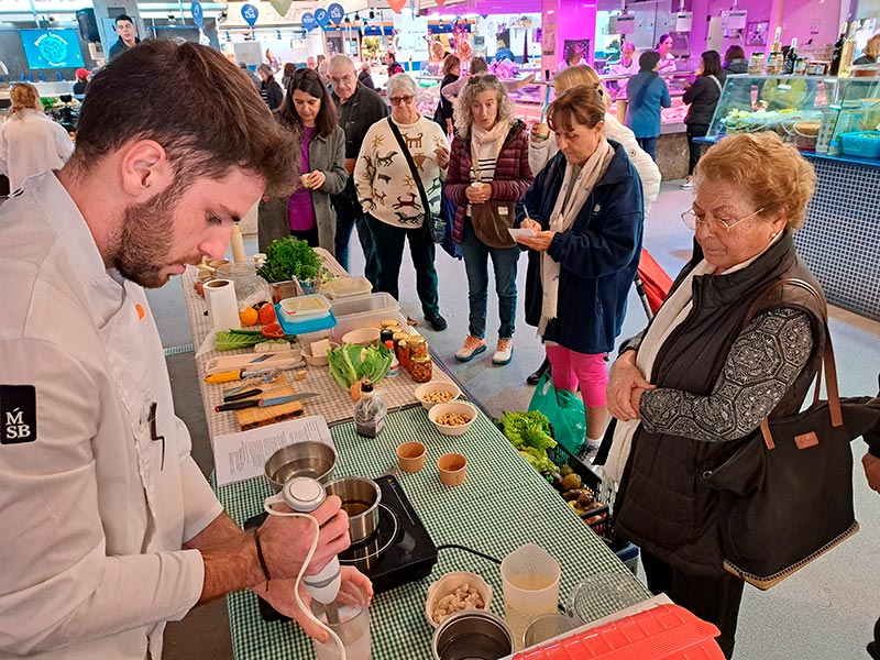 Taller d’aprofitament de fruites i verdures, la passada setmana al Mercat Municipal. (Foto: Ajutnament de Palamós).