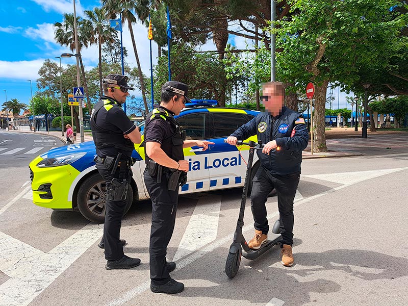 Control de la Policia Local a un usuari d'un patinet elèctric. (Foto: Ajuntament de Palamós).