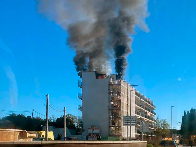 L'incendi ha afectat l'edifici Cala Longa, a l'entrada de Calonge. (Foto: Antirradars Garrotxa).