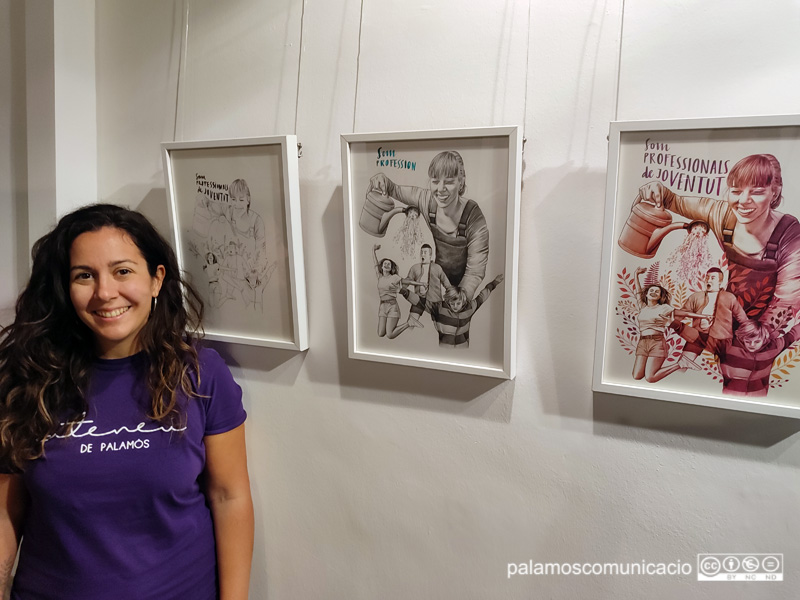 Marta Bellvehí, amb algunes de les mostres de la seva exposició.