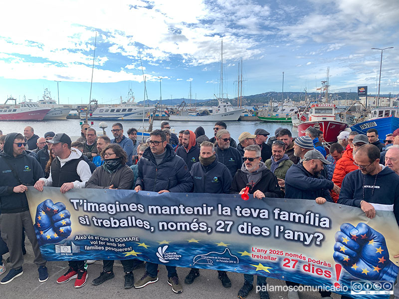 Imatge de la protesta que s'ha fet aquest migdia al port pesquer de Palamós.