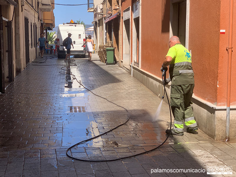 Un operari netejant amb aigua a pressió el carrer de Mauri Vilar, en una imatge d'arxiu.