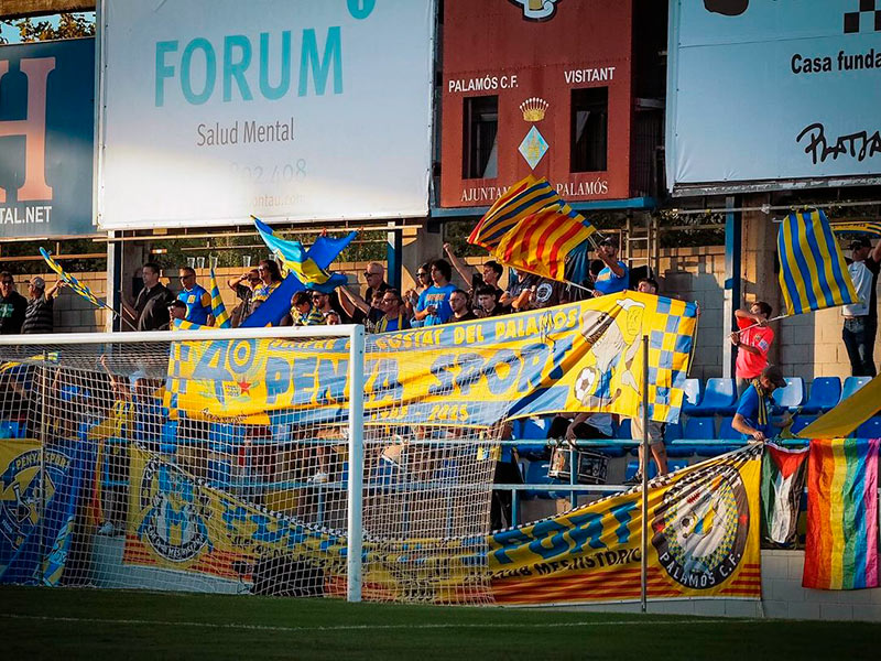 La Penya Sport, sempre animant al Palamós CF. (Foto: Penya Sport Palamós).