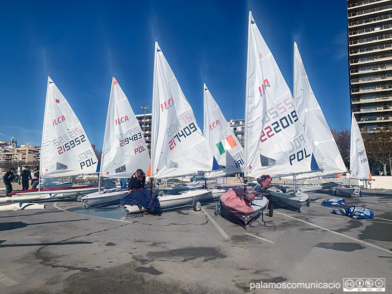 Participants de la Christmas Race, aquest matí a la platja Gran de Palamós.