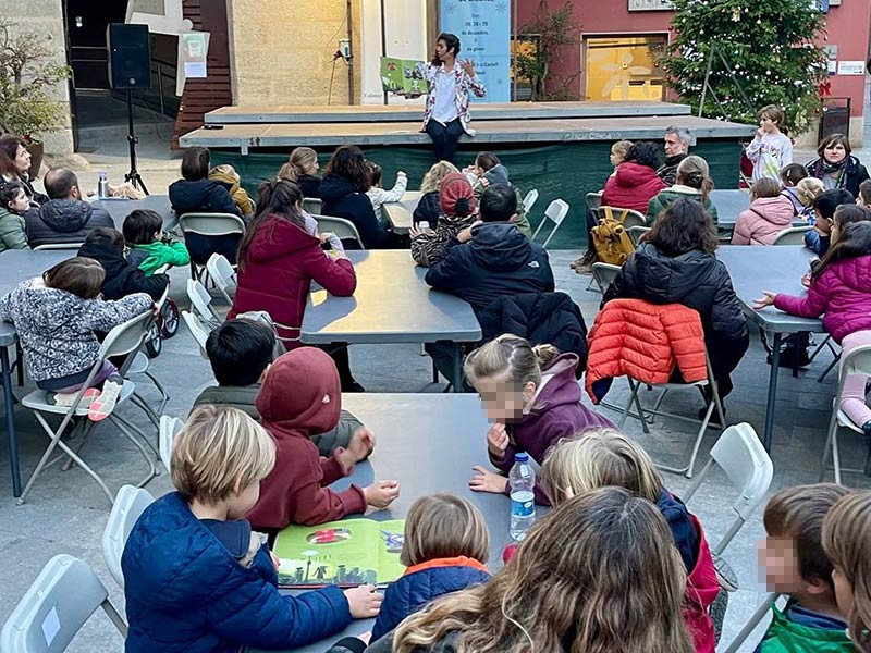Una de les accions commemoratives de 'Calonge, Poble de llibres', el passat 9 de desembre. (Foto: Calonge Poble de Llibres).