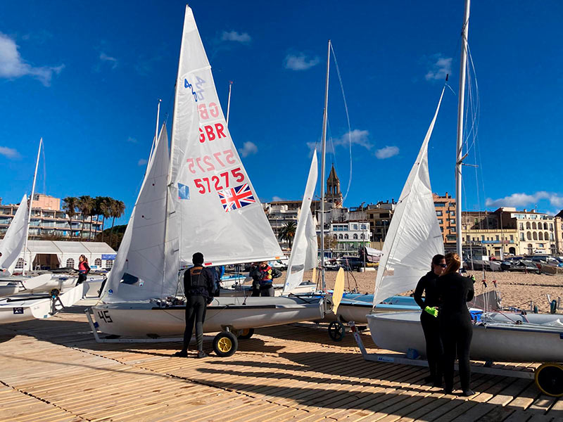 Tripulacions de la Christmas Race, ahir a la platja Gran de Palamós. (Foto: Alfred Farré).