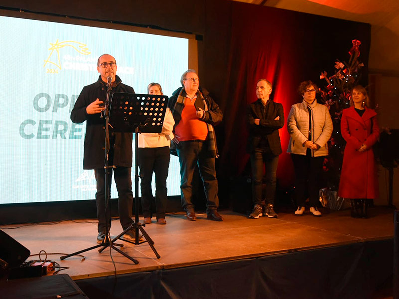 L'alcalde Lluís Puig, durant la inauguració ahir de la Palamós Christmas Race. (Foto: Alfred Farré).