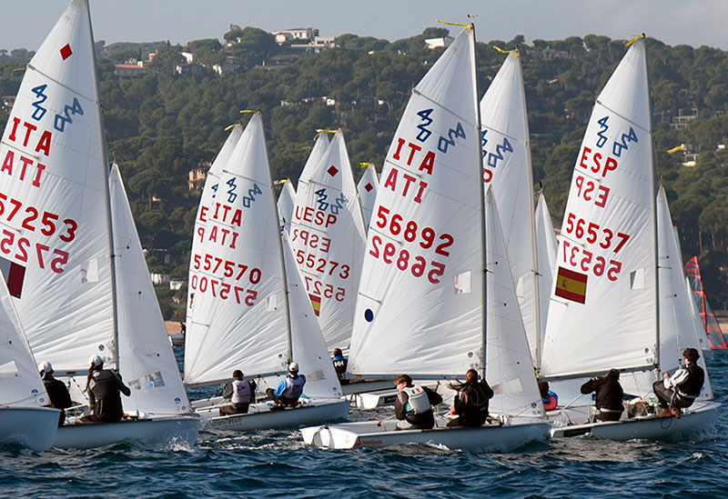 Embarcacions de la classe 420, ahir a la primera jornada de la Christmas Race. (Foto:: Alfred Farré).