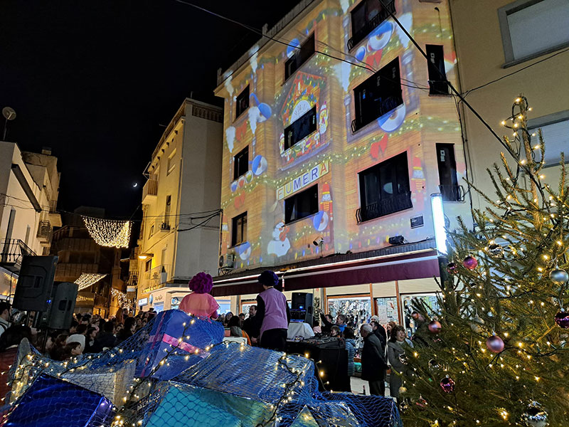 L'encesa de llums de nadal a la Plaça dels Arbres, el passat dia 5. (Foto: Ajuntament de Palamós).