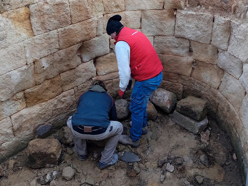 Treballs de neteja i consolidació a la cisterna del poblat ibèric de Castell. (Foto: Ajuntament de Palamós).