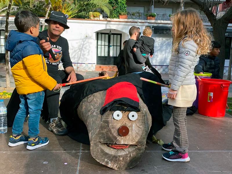 Celebració de l’arribada del Tió, avui a la Plaça de Catalunya amb Fefe i Cia. (Foto: Ajuntament de Palamós).