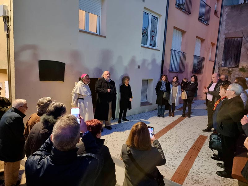 Inauguració de la Plaça de Mossèn Pere Surribas al nucli antic de Calonge. (Foto: Ajuntament de Calonge i Sant Antoni).