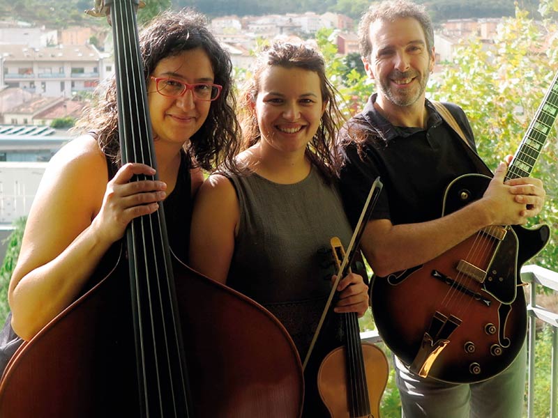 Clara Ribatallada, Queralt Valls i Jseús Torrent, actuen demà a La Gorga. (Foto: Traç Trio).
