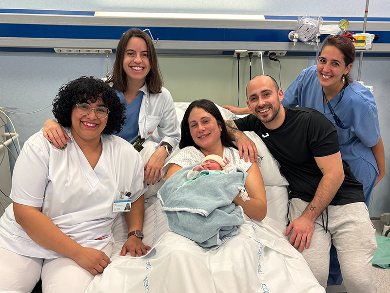 El Saül, amb els seus pares Yasmina i Carles i personal mèdic de l’Hospital de Palamós. (Foto: Departament de Salut).