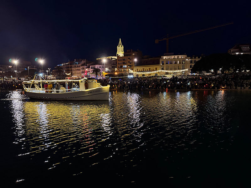 Els Reis d'Orient van arribar per mar desafiant al fred intens. (Foto: Ajuntament de Palamós).