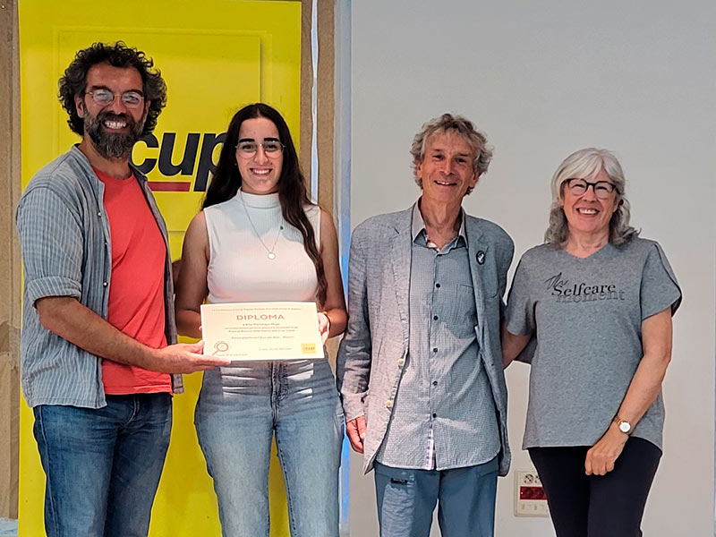 Aina Hontangas, segona per l'esquerra,. guanyadora de la darrera edició del Premi de Reerca de la CUP. (Foto: CUP Palamós Vila-romà).