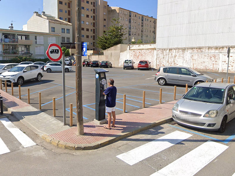 L'aparcament del solar de la Germandat Artur Mundet, a Sant Antoni de Calonge. (Foto: Google Maps).
