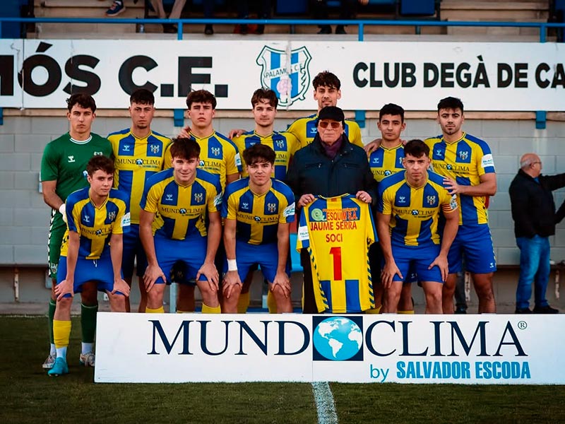 L'onze del Palamós acompanyat pels soci número 1 del club, Jaume Serra, a qui han entrgat una samarreta commemorativa. (Foto: Palamós CF).