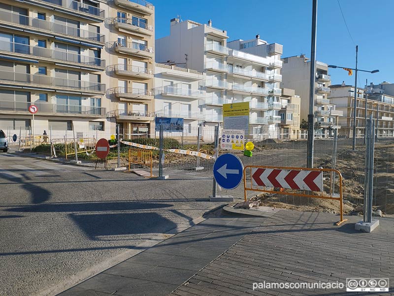 Les obres del passeig impedeixen circular amb vehicle a partir del carrer d'Aragó.