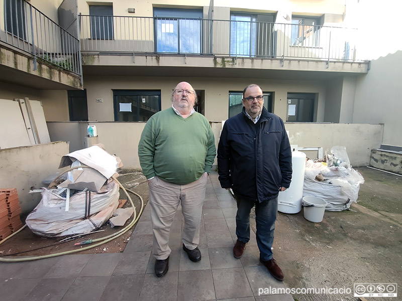 L'alcalde de Calonge i Sant Antoni, Jordi Soler, i el regidor d'Habitatge, Arturo Prades.