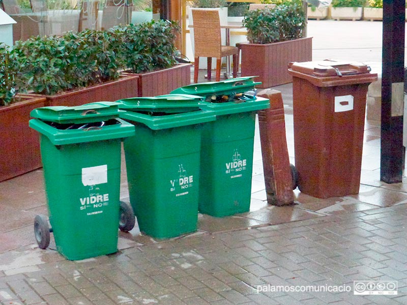 Contenidors de reciclatge a la porta d'un establiment de Palamós.