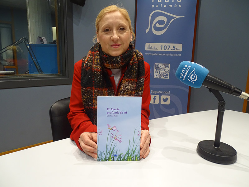 Cristina Ruiz als nostres estudis presentant el seu poemari, 