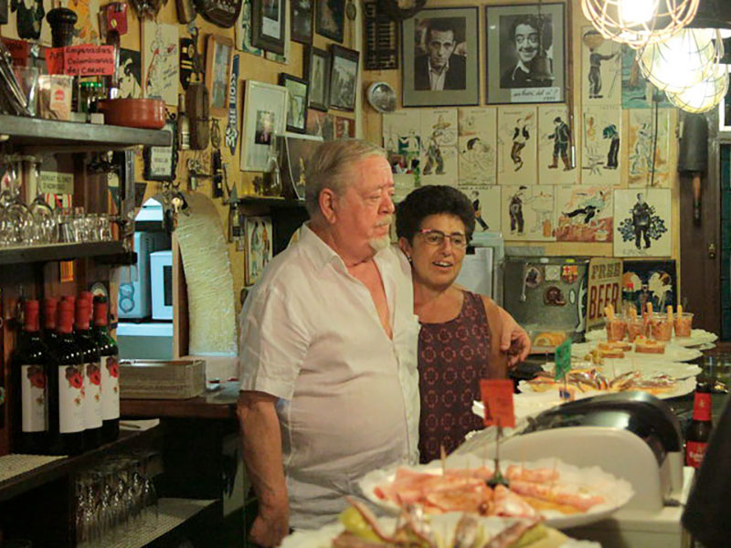 Josep María Torne, 'En Moni', amb la seva dona, Anna Margarit, a la taverna 'Can Moni'. (Foto: El Punt Avui).
