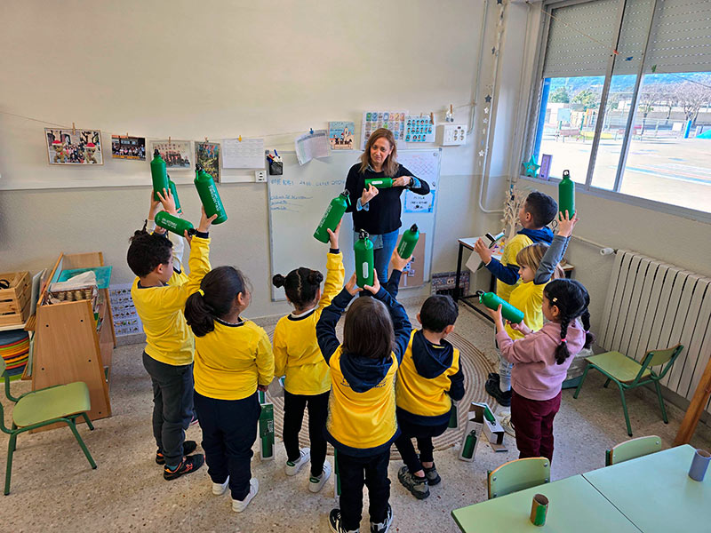 Calonge i Sant Antoni entrega 700 ampolles reutilitzables a les escoles d'infantil i primària. (Foto: Ajuntament de Calonge i Sant Antoni).