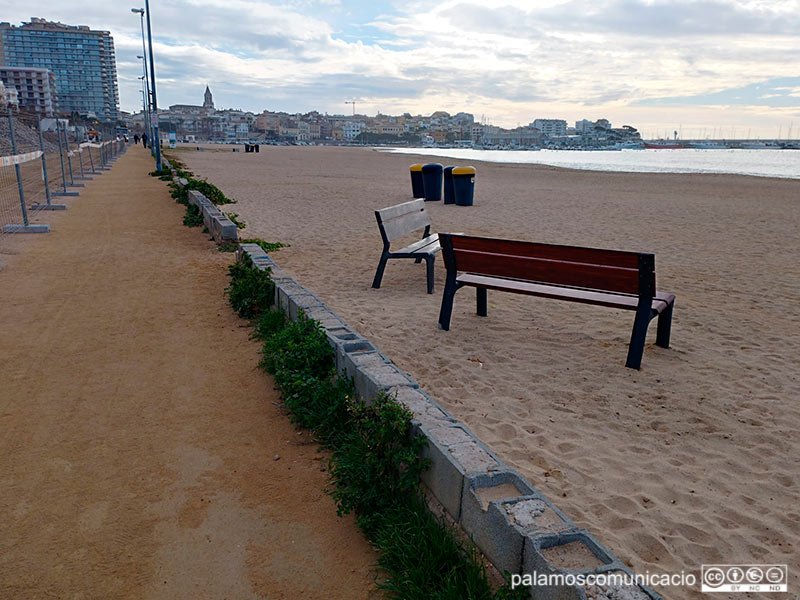 Els bancs instal·lats a la sorra de la platja Gran, aquest passat divendres.