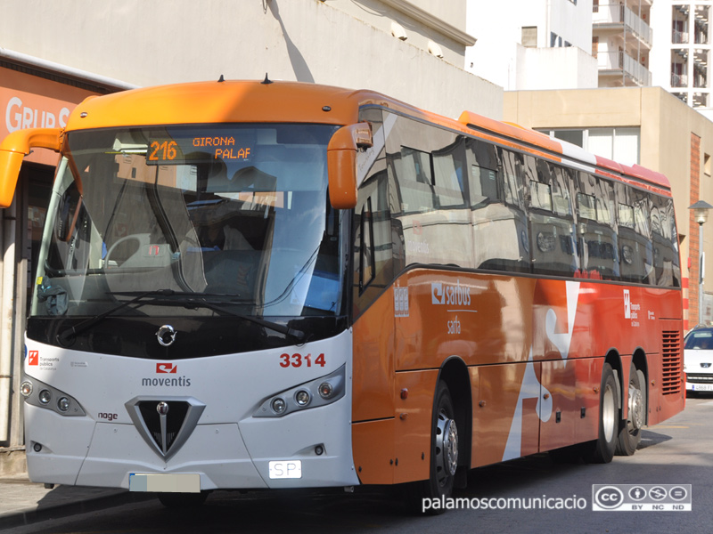 Un autobús del grup Moventis-Sarfa a la Plaça de Catalunya de Palamós, en una imatge d'arxiu.