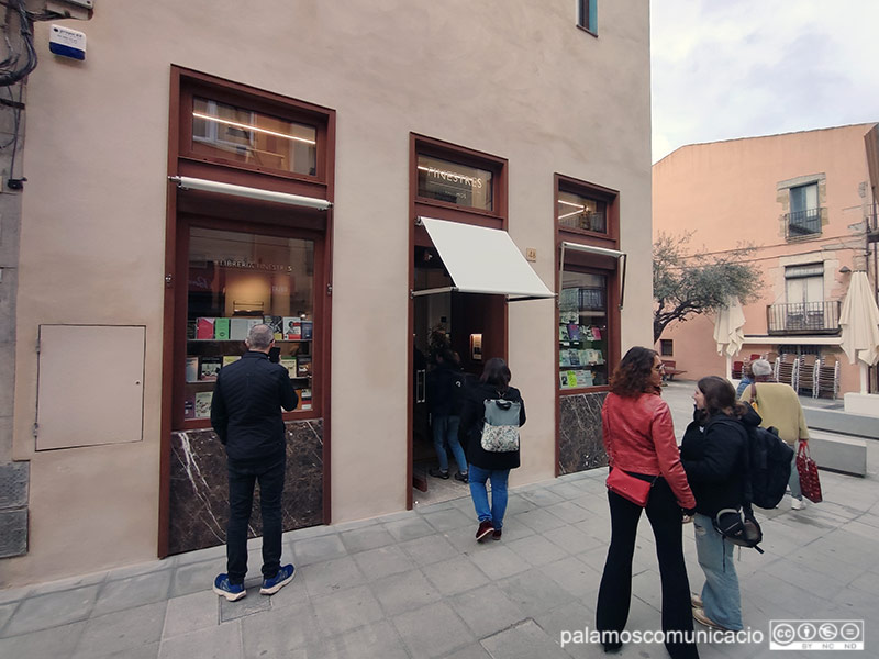 La Llibreria Finestres del carrer Major de Palamós.