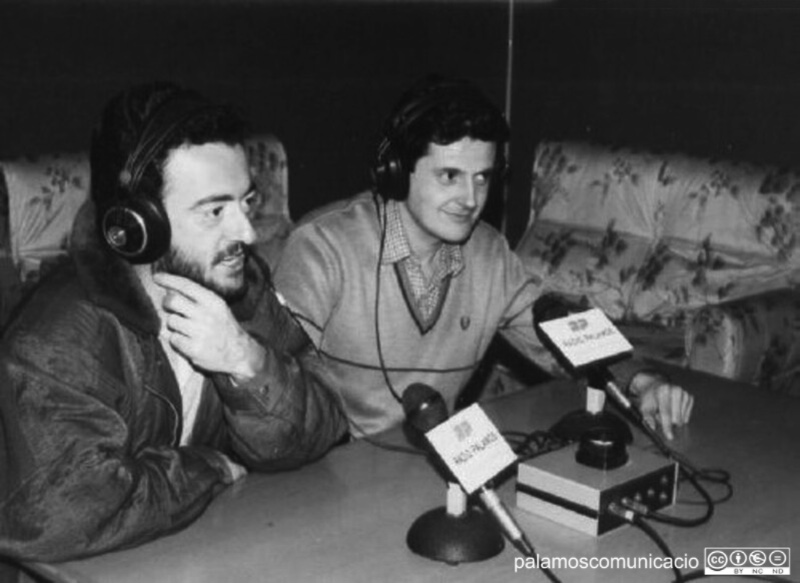Manel Cerdà i Lluís Frou, en una de les primeres emissions de Ràdio Palamós al Centre Cultural del Carrer Orient.
