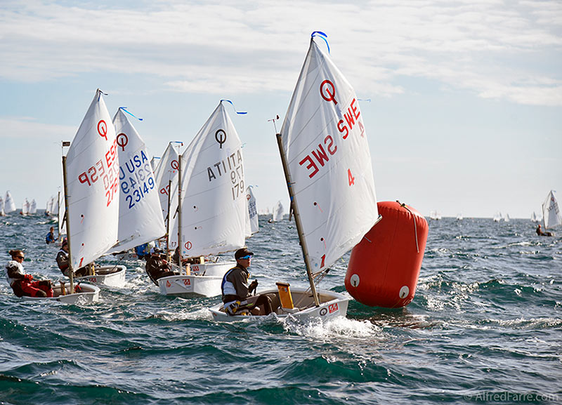 Regatistes de l'Optimist Trophy ahir dijous a la badia de Palamós. (Foto: Alfred Farré).