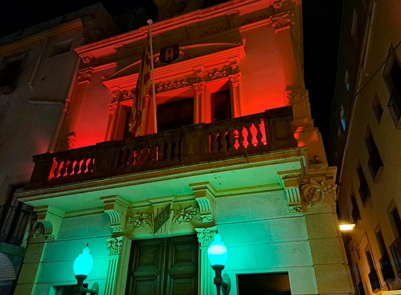 La façana de l'Ajuntament il·luminada de color vermell per commemorar el Dia Internacional de les Cardiopaties Congènites.(Foto: Ajuntament de Palamós