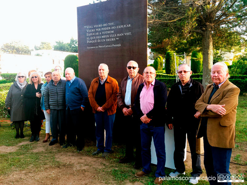Imatge d'arxiu de familiars dels nou veïns del municipi que varen ser deportats, davant l'escultura dedicada a la seva memòria.