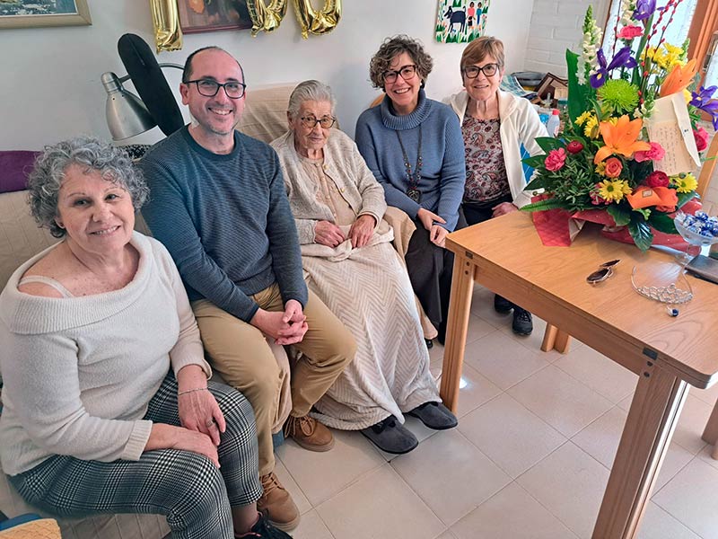 La palamosina Lidia Ros, entre l’alcalde i la regidora de Gent Gran, acompanyada de les seves dues filles. (Foto: Ajuntament de Palamós).