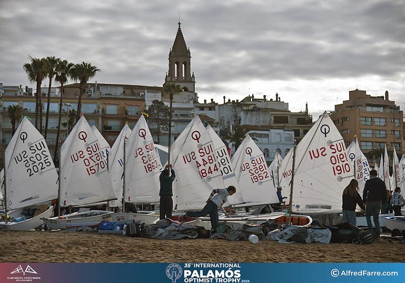 Fins aquest passat diumenge la badia de Palamós va acollir 550 regatistes de la Palamós Optmist Trophy. (Foto: Alfred Farré).